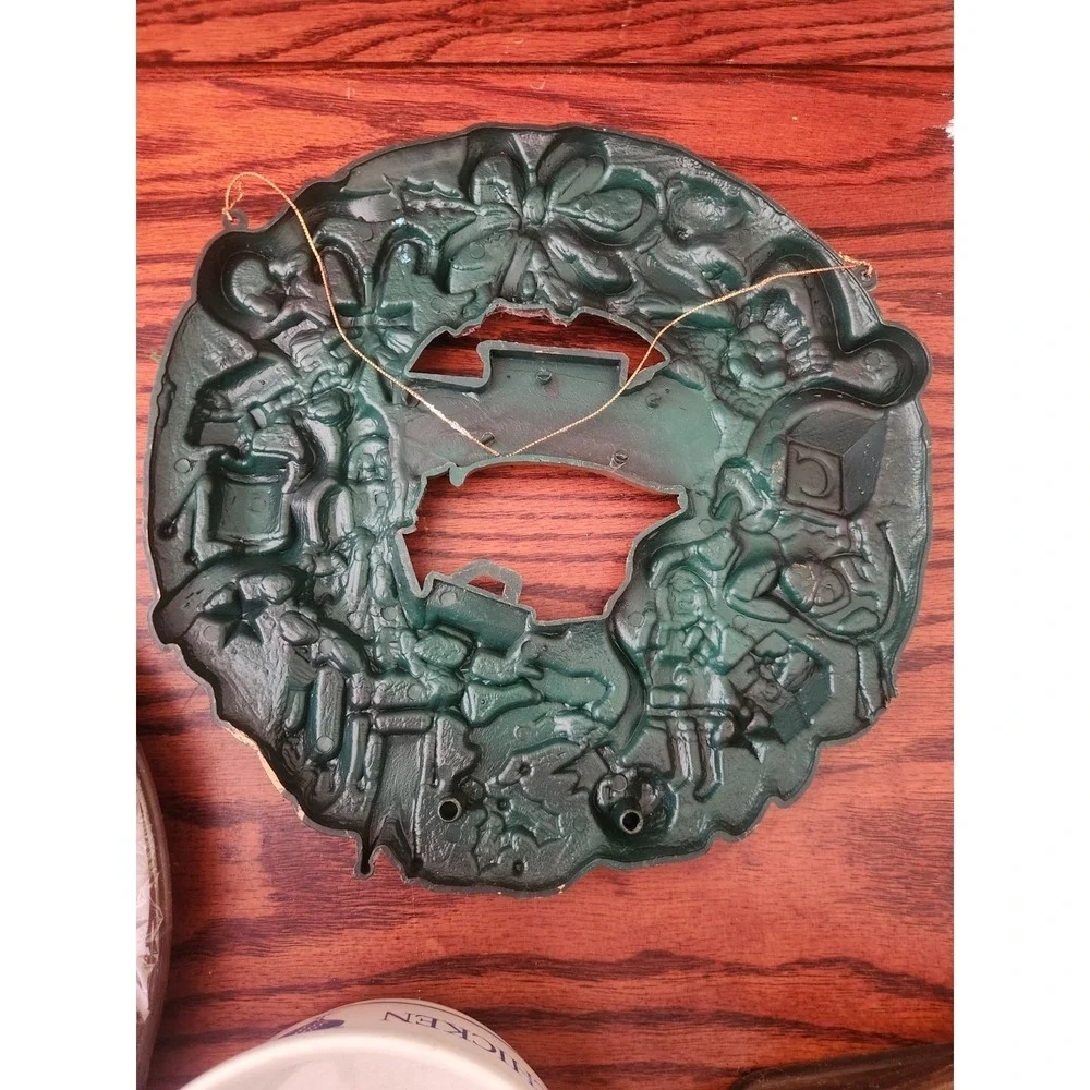 Vintage Plastic Christmas Wreath Molded Hard Plastic 10‎ In Kitchy Retro